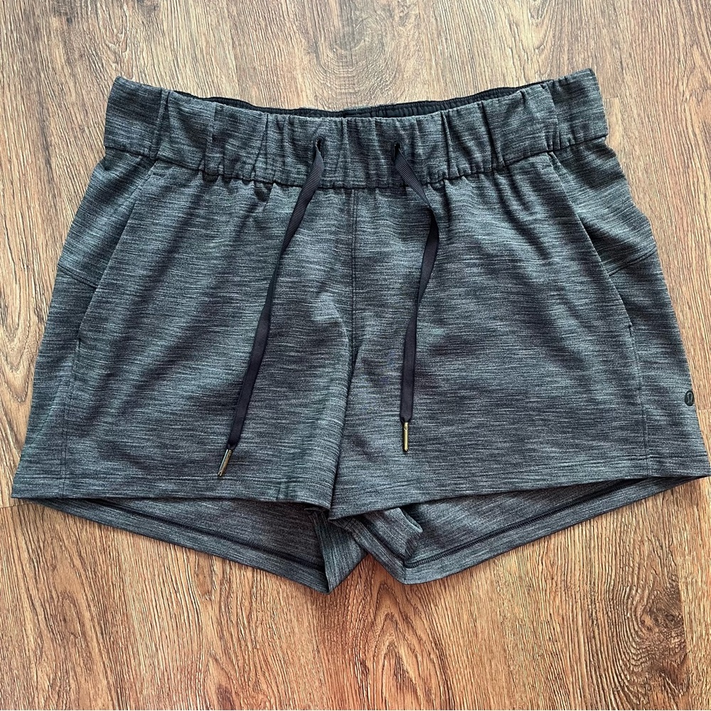 Lululemon On The Fly Short 2.5" Heathered Black Size 8